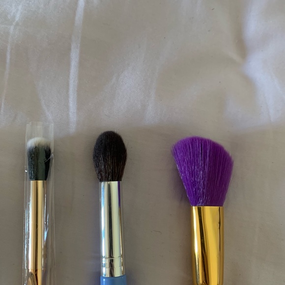 Makeup Brushes - Picture 3 of 3